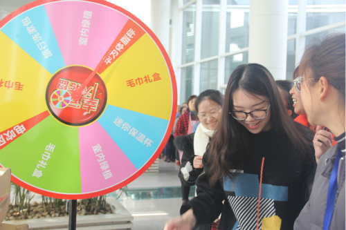 广博举行"三八"幸运大转盘活动